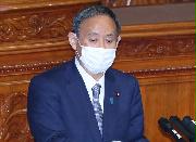 参院本会議で初の所信表明演説を行う菅義偉首相＝２６日午後、国会（春名中撮影）