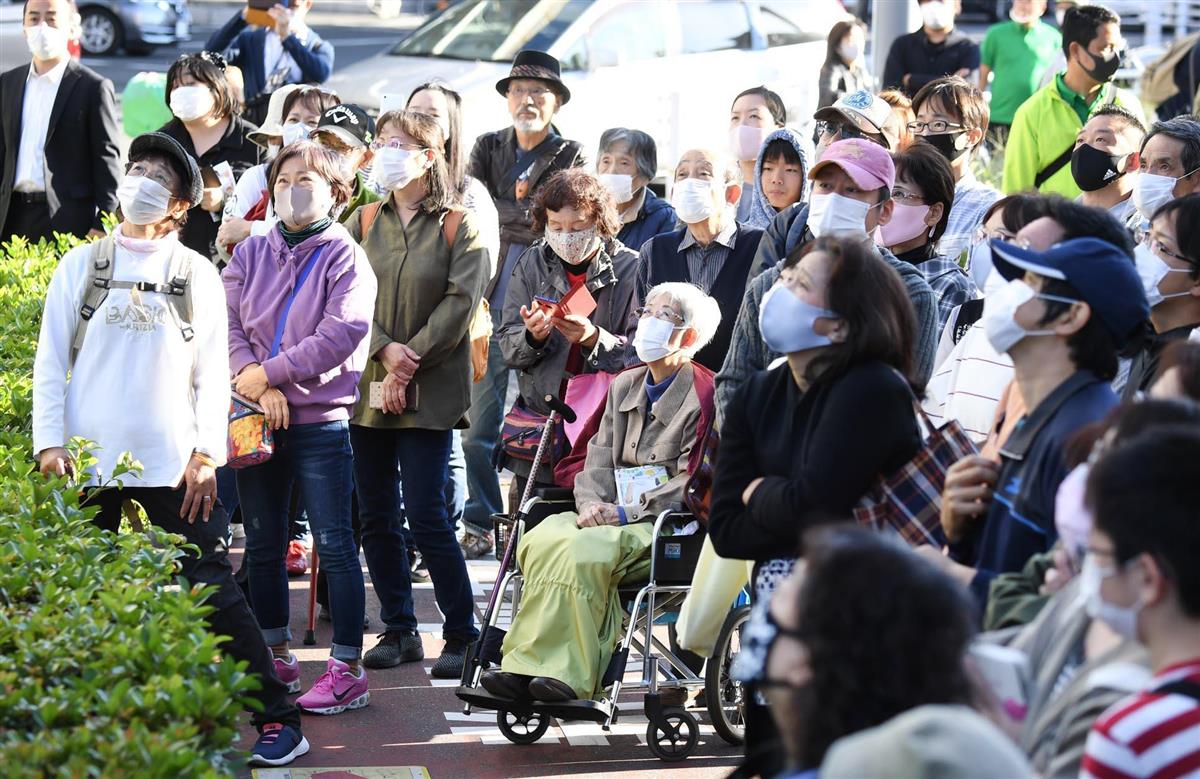 「大阪都構想」に関する街頭演説に耳を傾ける有権者ら＝２５日午後、大阪市平野区（安元雄太撮影）