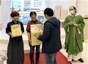 大阪都構想の住民投票で、外国人にアンケートを呼びかける小野潤子さん(左から２人目)とカルロス神父(右)＝１０月１８日、大阪市北区のカトリック大阪梅田教会