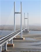 ２０１４年に完成していた中国東北部と北朝鮮を結ぶ「新鴨緑江大橋」の本体＝２２日、中国遼寧省丹東（西見由章撮影）