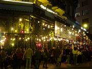 １６日、パリで外出禁止令の発効を前に、大にぎわいのカフェ（三井美奈撮影）