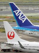 空港で待機するＡＮＡ（全日本空輸）とＪＡＬ（日本航空）の機体＝２７日、羽田空港（桐山弘太撮影）