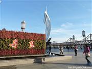 中国の朝鮮戦争参戦後に米軍により爆破された断橋が観光地となっている丹東