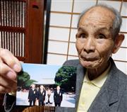 晩年の父親と明治神宮に参拝した写真を示す小宮山哲男さん＝１０月３０日、静岡県御殿場市（鵜野光博撮影）