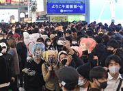 マスク姿でハロウィーンを楽しむ若者たち＝３１日午後、大阪市中央区