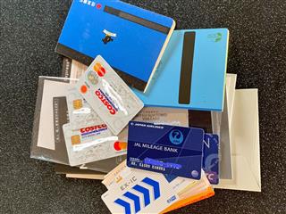 銀行口座とクレカをミニマムにしたら思いがけず給料2カ月分が手元に