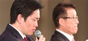 【都構想住民投票投開票】　住民投票で反対多数が確実となり会見中にうつむく大阪維新の会代表代行の吉村洋文・大阪府知事（左）と唇をかむ同代表の松井一郎・大阪市長（右）＝１日午後１１時４４分、大阪市北区（寺口純平撮影）