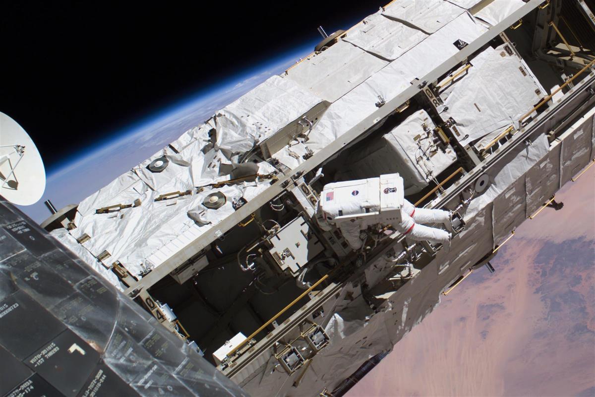 ISSの姿勢制御システムを強化するため船外活動を行う野口氏（NASA）