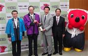 千葉県の森田健作知事（右から２人目）に「絆華（きのはな）」を贈呈する城南信用金庫の川本恭治理事長（同３人目）ら＝１０月１９日、県庁
