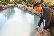 乳白色温泉の露天風呂を紹介する「ニューサンピア埼玉おごせ」総支配人の山田純さん＝５日午後、埼玉県越生町（竹之内秀介撮影）