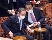 参院予算委員会に臨む菅義偉首相（手前）と麻生太郎副総理兼財務相＝５日午後、国会・参院第１委員会室（春名中撮影）