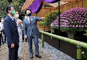菊花壇展を鑑賞する小泉進次郎環境相(右)と河野太郎行政改革担当相＝7日午後、新宿御苑(奥原慎平撮影)