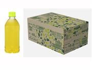 11月16日からケース販売限定で発売される「お～いお茶 カフェインゼロ ラベルレス」。ペットボトルにギザギザの溝を入れ、光を乱反射させることで中身のお茶を守っているという（伊藤園提供）