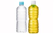 リサイクルマークを直接ボトルに刻印した完全ラベルレスの「アサヒ　おいしい水」天然水（左）と「アサヒ緑茶」のラベルレス商品（アサヒ飲料提供）