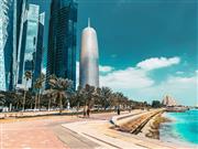 夜は絶好の夜景スポットでもある遊歩道コーニッシュ。右にエメラルドグリーンの海を、左にウエストベイを眺めながらの散歩は最高です。提供：執筆者