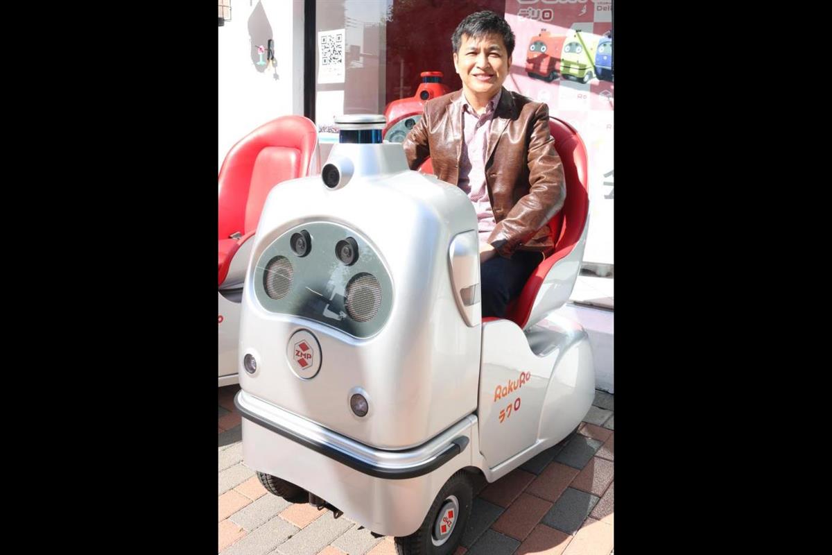 １人乗りロボット「ラクロ」に乗るZMPの谷口恒社長＝１０月２６日、東京都中央区（宇野貴文撮影）