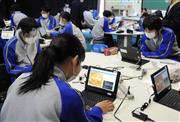 ホームページを作成する生徒たち＝茨城県つくば市下河原崎