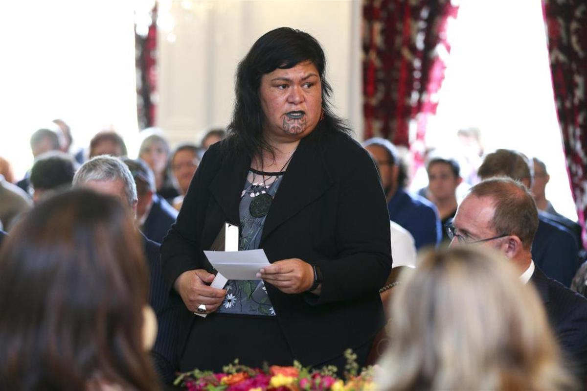 ニュージーランド・ウェリントンで開かれた就任式典で宣誓するナナイア・マフタ外相（ゲッティ＝共同）