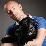 犬と散歩する時間を大切にするアルベルト(c)Paolo Carlini