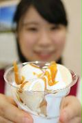 女子栄養大と弓削多醤油が共同開発した「しょうゆ屋さんの和風パブロバ」＝さいたま市（竹之内秀介撮影）