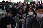 ＪＲ渋谷駅前のスクランブル交差点をマスク姿で歩く人たち＝１１日夜、東京都渋谷区（佐藤徳昭撮影）