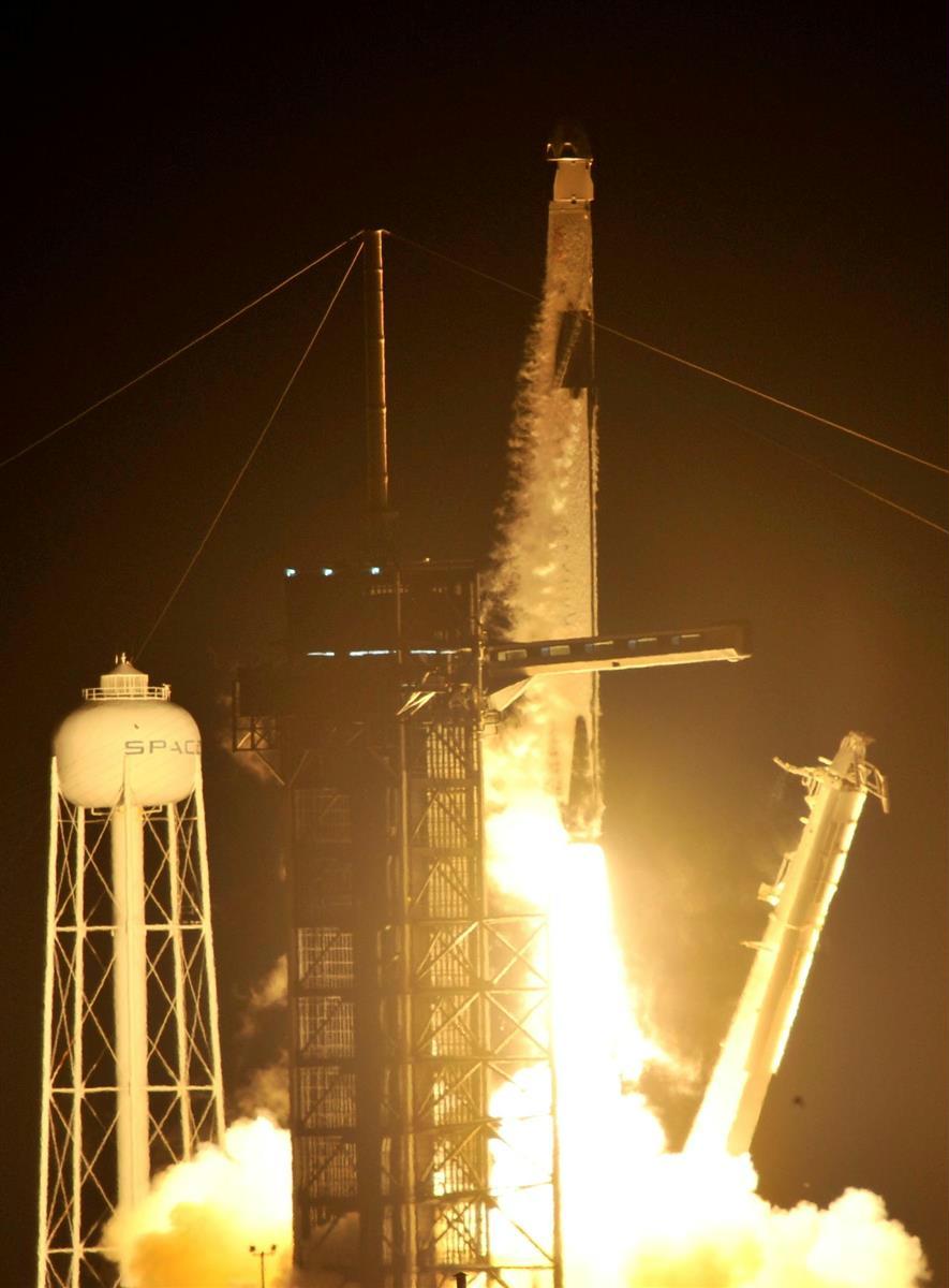 新型宇宙船クルードラゴンが予定の軌道に投入され、打ち上げは成功した＝日本時間１６日、米フロリダ州のケネディ宇宙センター（ロイター）