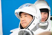 新型宇宙船クルードラゴンに搭乗するため発射台に向かう野口聡一さん（ＪＡＸＡ提供）