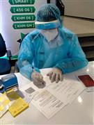 プノンペン国際空港での検疫の様子＝９月（木村文撮影）