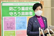 記者団の質問に応じる小池百合子東京都知事＝１２日午後、東京都新宿区（三尾郁恵撮影）