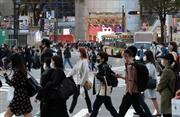 ＪＲ渋谷駅前のスクランブル交差点を歩くマスク姿の人たち＝１８日午後、東京都渋谷区（佐藤徳昭撮影）