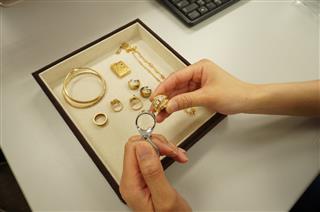 金高騰、家にある金の金杯・ネックレス・指輪は売り時なのか
