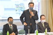 自民党社会保障制度調査会の医療委員会が行われた。冒頭であいさつする医療委員会の橋本岳委員長（中央）。右端は鴨下一郎会長＝２０日午後、東京・永田町の自民党本部（寺河内美奈撮影）