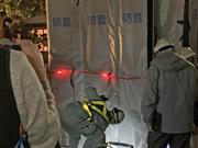 陥没現場付近で新たに見つかった空洞を調べる作業員ら＝21日午後９時ごろ、東京都調布市（提供写真）