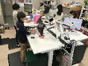 岡浩一朗教授の研究室では立ち机を取り入れ、スタッフは日常の作業を立って行う（同研究室提供）