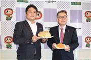 パンの新商品を共同開発した日本栄養給食協会の橋本正行社長（右）＝１０月２７日、宇都宮市内