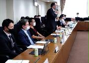 新しい農村政策の在り方に関する検討会に出席した小山友誉氏（左から３人目）。他の２組はオンラインで報告した＝２４日、農林水産省