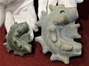 狐井稲荷古墳で発見された特大の子持勾玉（右）。土師の里遺跡の子持勾玉と形が酷似している＝２５日、奈良県香芝市の二上山博物館