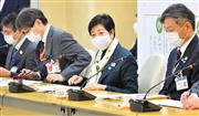 【新型コロナ　小池都知事会見】会見する小池百合子東京都知事（中央）＝２５日午後、東京都新宿区（三尾郁恵撮影）