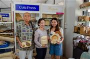 天然素材の葉皿を開発したジャーさん（中）と娘のまゆりさん（右）、高橋敏さん