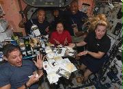 米感謝祭を日本宇宙食のカレーを食べて祝う野口聡一さん（奥左側）ら（野口さんのツイッターから）