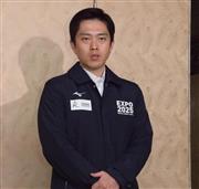 記者団の取材に応じる大阪府の吉村洋文知事＝２７日午後、大阪市中央区（吉国在撮影）