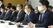 新型コロナウイルス感染症対策本部で発言する菅義偉首相（手前から２人目）＝２７日午後、首相官邸（春名中撮影）