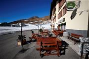 新型コロナウイルス対策のため閉鎖されているスキー場＝２６日、イタリア・パッソトナーレ（ロイター）