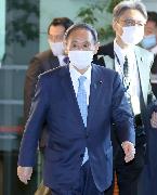 出邸する菅義偉首相＝１日午前、首相官邸（春名中撮影）