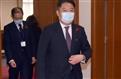 山梨県議会の自民党会派への説明を終え、会場を出る長崎幸太郎知事＝１３日（渡辺浩撮影）