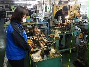 切削機械にかけたあと、「バリ」と呼ばれる削りかすを取り除き、きれいなねじに仕上げる＝埼玉県羽生市のキットセイコー（松村信仁撮影）