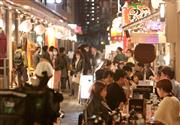 飲食を楽しむ客＝１１月２７日午後９時２７分、大阪市福島区（寺口純平撮影）