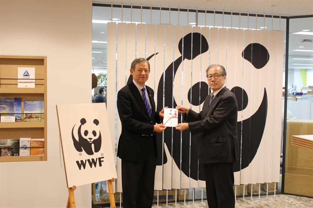 「地球環境大賞顕彰制度」の寄付金贈呈式で、世界自然保護基金（ＷＷＦ）ジャパンの末吉竹二郎会長（左）にフジサンケイグループの小川晋一事務局長から寄付金の目録が手渡された＝９日、東京都港区