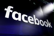ニューヨークの繁華街にあるスクリーンに映し出されたフェイスブックのロゴ＝２０１８年３月（ＡＰ）
