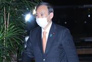 記者団の呼びかけに無言で退邸する菅義偉首相＝９日午後、首相官邸（春名中撮影）